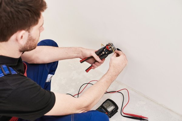 Comment utiliser une pince à sertir plomberie efficacement ?